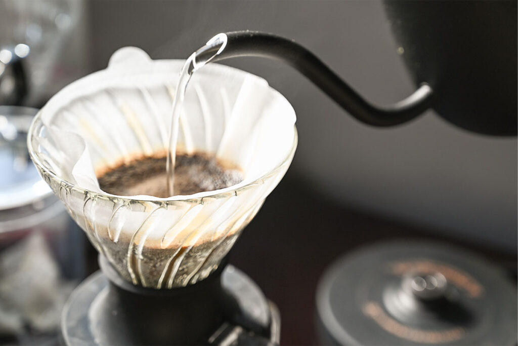 コーヒーを淹れるところ